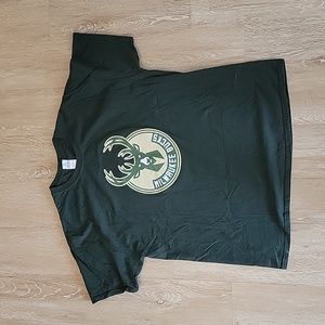 Milwaukee Bucks men's Tshirt Size Extra Large